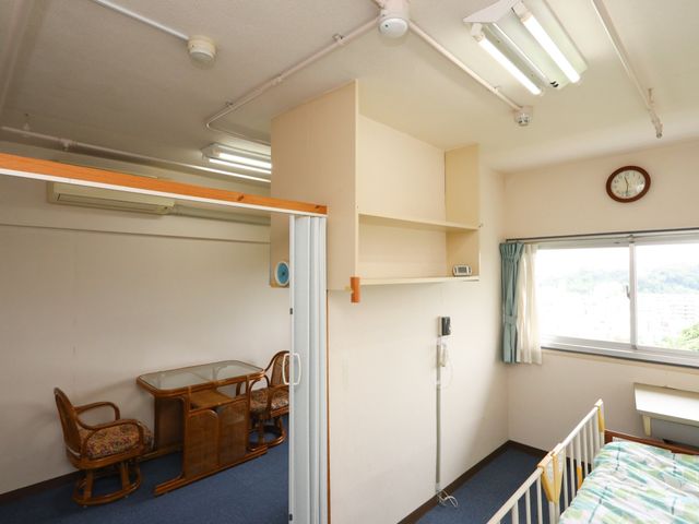 居室の明るい空間 居室 広々とした空間の居室には、必要な家具が完備されており、快適にお過ごしいただける環境です。