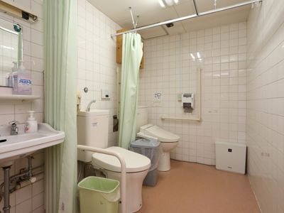 手すり付き清潔なトイレ