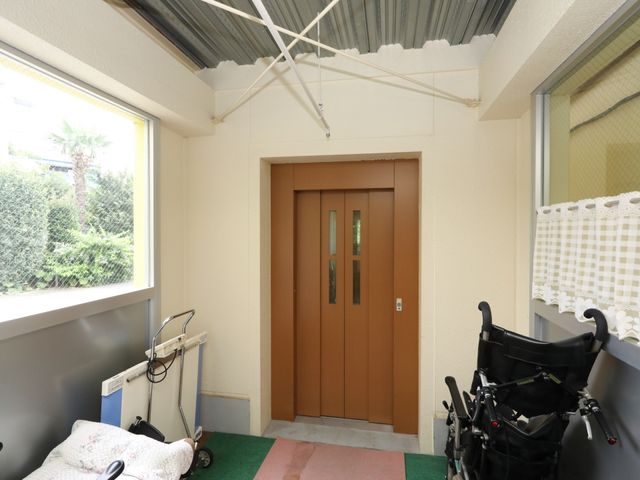 車椅子横の洗濯物干場 エレベーター 清潔感のある洗濯物干場があり、居心地の良い空間づくりに配慮されています。車椅子の方でも安心して日常生活を送れる設計です。