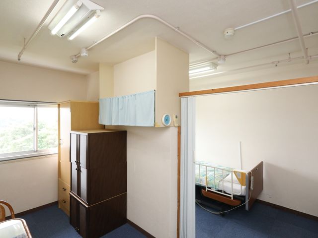 居室の洋室 居室 室内は落ち着いた色合いで、明るい自然光が差し込む快適な空間です。ゆったり過ごせる個室が、あなたの新しい職場の一つかもしれません。