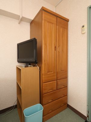 木製のタンスとテレビ