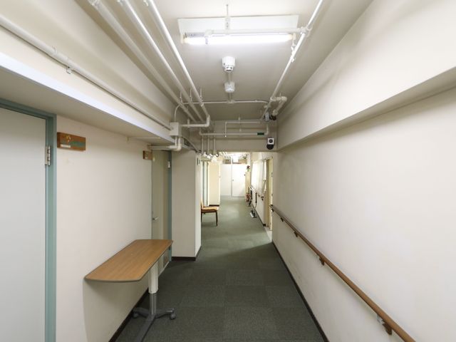 手すり付きの清潔な廊下 廊下 清潔感のある広々とした廊下は、ゆったりと歩ける空間です。壁に取り付けられた手すりが、安心して移動できる支援となっています。