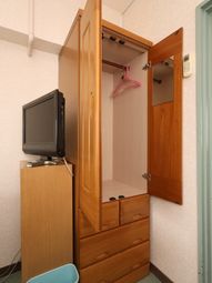 木製のクローゼットとテレビ