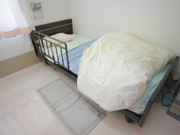 居室の整ったベッド