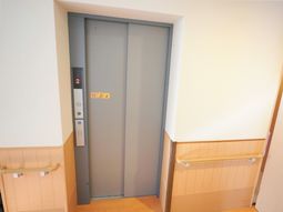 バリアフリーエレベーター廊下