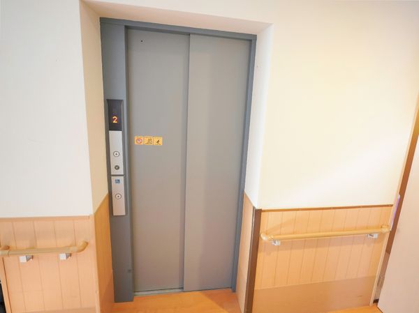 バリアフリーエレベーター廊下