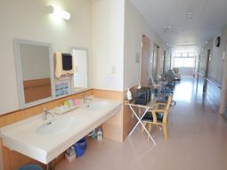 清潔な廊下と洗面所