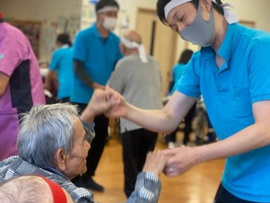 活動中のスタッフと利用者