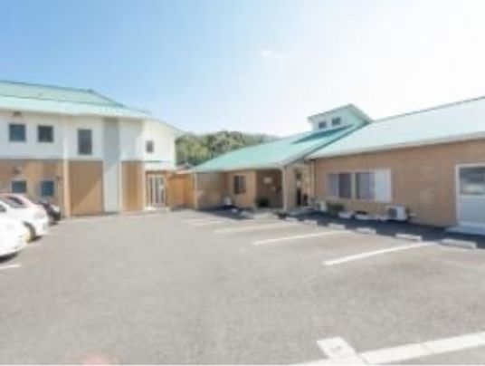 広々とした施設の外観