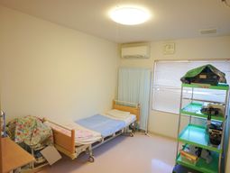 明るい個室の居室