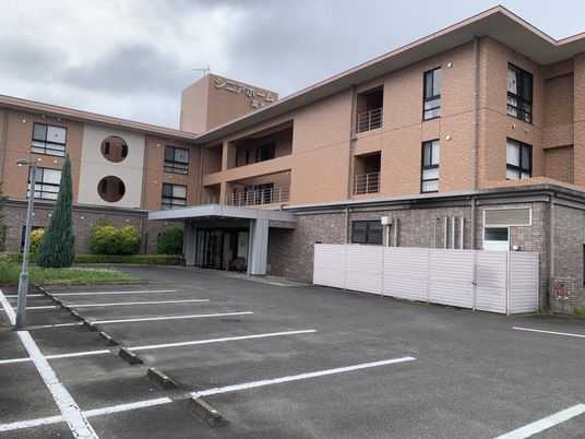 駐車場のある建物外観