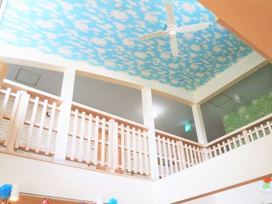 雲のデザインが施された天井