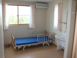 清潔な個室のベッドと洗面所