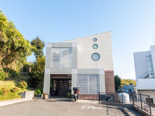現代的な建物の外観