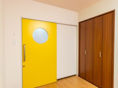 黄色いドアの居室入口