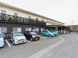 車が停められた建物外観