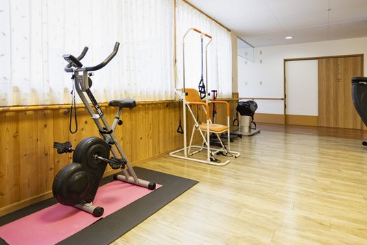 運動器具が並ぶ室内