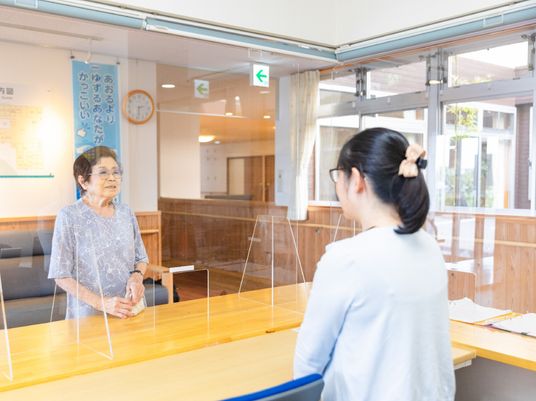 会話する二人のスタッフ