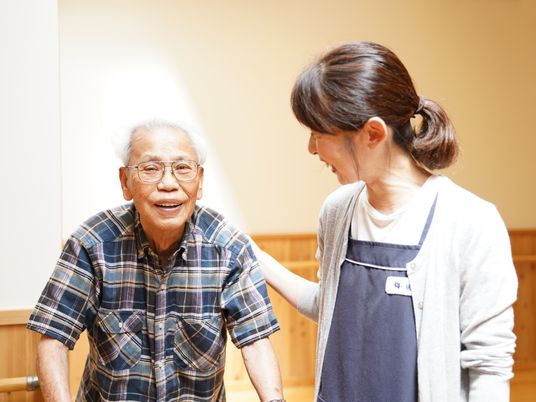 笑顔の利用者とスタッフ