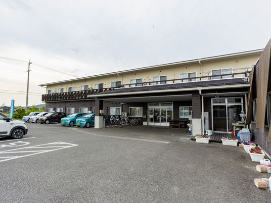 広々とした建物の外観