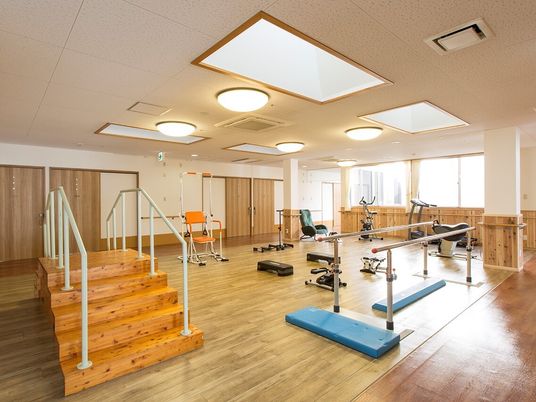広々とした明るいリハビリ室