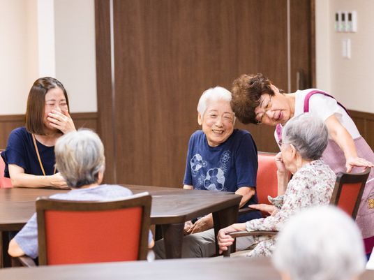 笑顔あふれるラウンジ