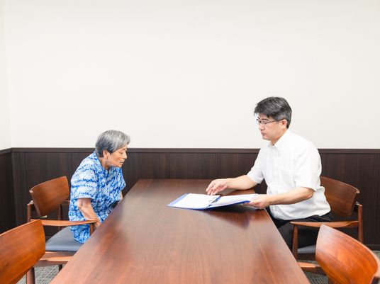 相談する男女二人