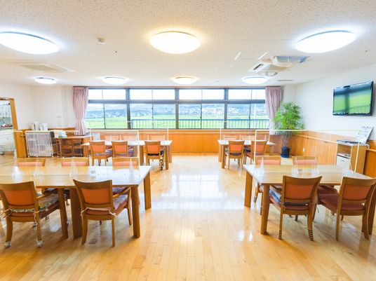 広々とした明るい食堂