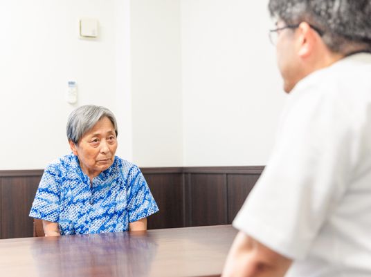 会話を交わす二人の様子