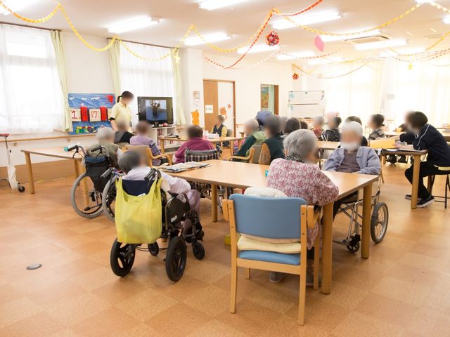 活動室の日常風景 レクリエーション 広々とした明るい多目的室で、利用者の皆様が楽しいひと時を過ごされています。ケアに興味がある方にはやりがいのある環境です。