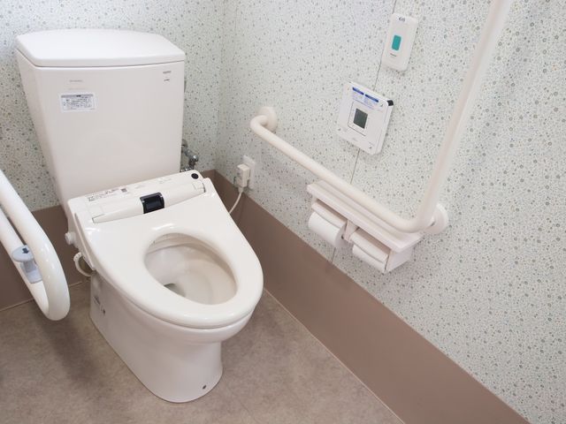 安全なトイレ設備 トイレ 手すり付きの清潔なトイレです。安心してお使いいただける設計が施されております。