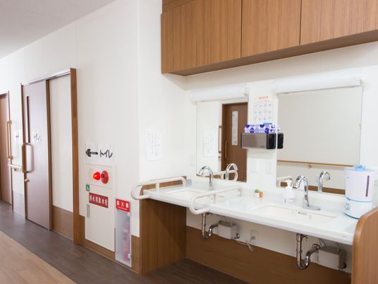 清潔な洗面台と廊下