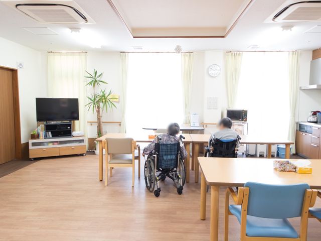 明るい共有リビングの様子 食堂 家庭的な雰囲気あふれるリビングでは、利用者がゆったりとくつろぎながら過ごしています。職員への就業を考える際、このような癒しの空間作りが大切です。