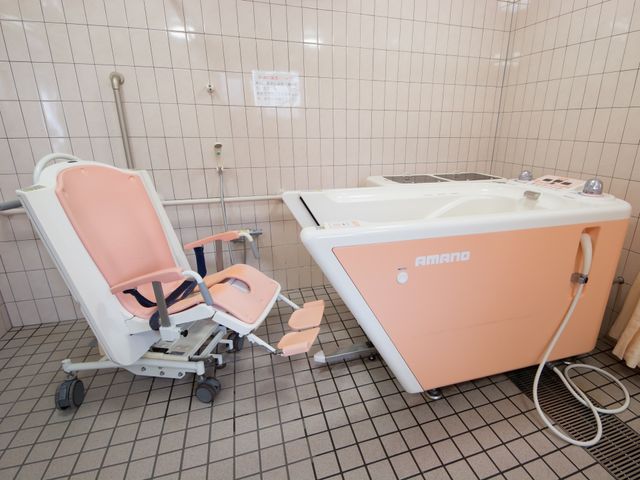 バリアフリー設計の浴室 浴室 安全で快適なバスタイムを支える設備です。ゆったりとしたバスチェアが、利用者の方のくつろぎを提供します。