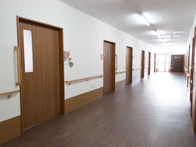 広々とした明るい廊下 廊下 手すりが整備された安全に配慮した廊下です。落ち着いた色合いで、訪れる方々に穏やかな印象をもたらします。