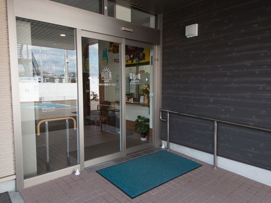 ガラスドアのエントランス