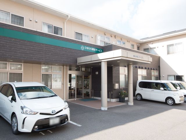 施設正面玄関イメージ 外観 ゆったりとしたエントランスが迎えてくれる、明るい印象の施設です。利用者の方々が快適に過ごせるよう、配慮された設計が感じられます。