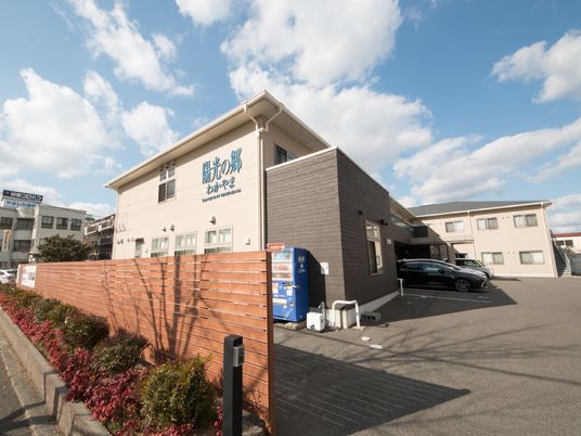 明るい建物の外観