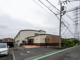 落ち着いた外観の建物