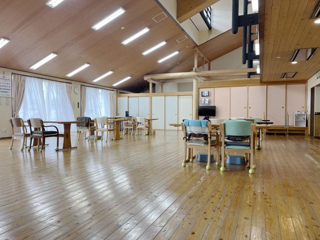 広々とした明るい食堂 食堂 ゆったりとした作りの食堂では、ゆとりを感じながら食事や交流をお楽しみいただけます。床材や壁色も暖かみがあり、落ち着いた雰囲気です。