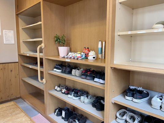 靴棚と草履のエントランス
