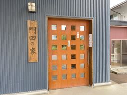落ち着いた色合いの外観