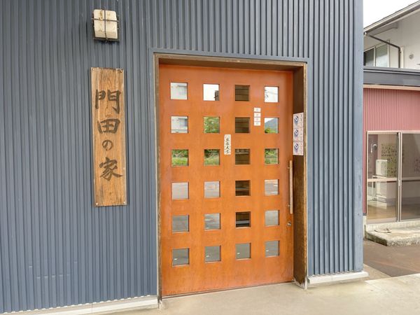 落ち着いた色合いの外観