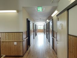 木目調の温かみのある廊下