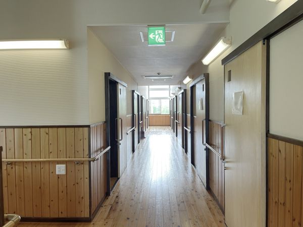 木目調の温かみのある廊下