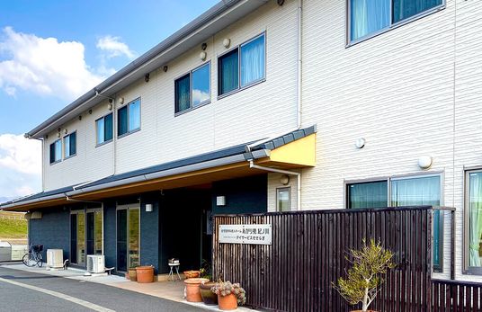 白壁の建物とエントランス