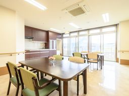 明るい食堂の様子