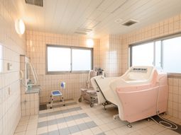 明るい浴室の設備