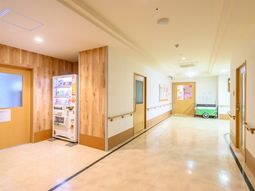 清潔で広々した廊下