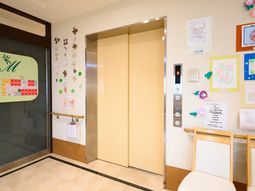 エレベーター前の壁飾り